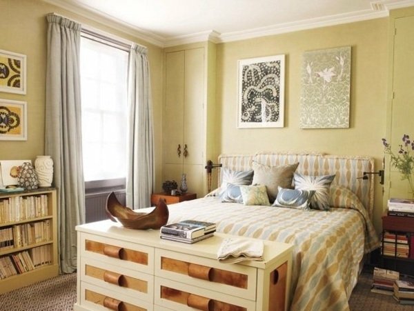 malé priehradky na topánky pod posteľou Spálňa-drevená skriňa-dekorácia na stenu