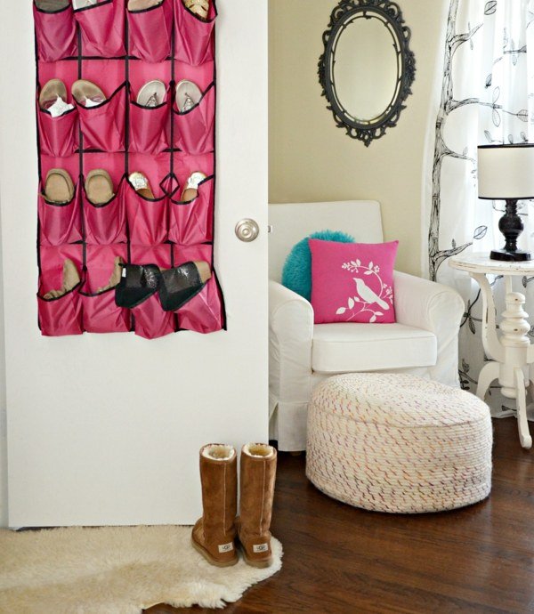 Na dvere zaveste stojany na topánky Kožušinové čižmy-kreslo-stolná lampa-obuv-obchod