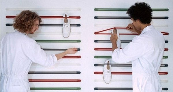 Elastické popruhy na udržanie obuvi dva muži-biela-pláštenka-topánky