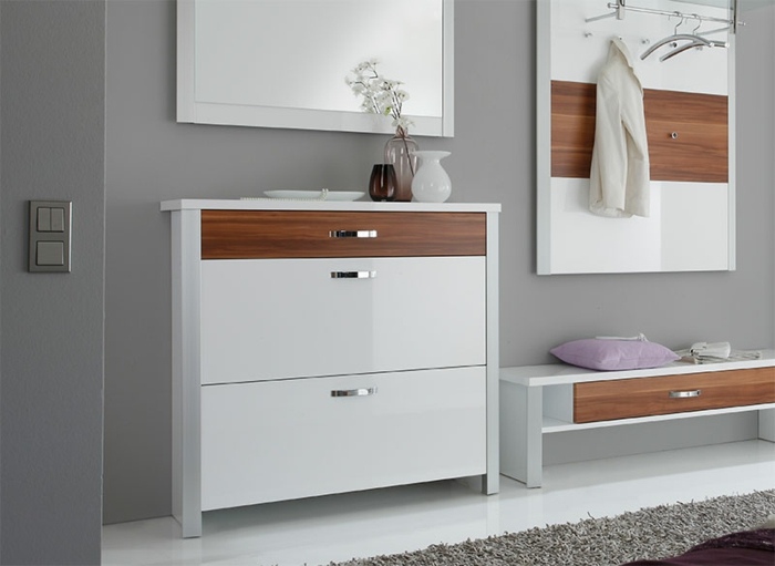 Moderný predsieňový nábytok so zrkadlom a lavicou Skrinka na topánky biela zrkadlo s vysokým leskom detaily dreva moderný predsieňový nábytok