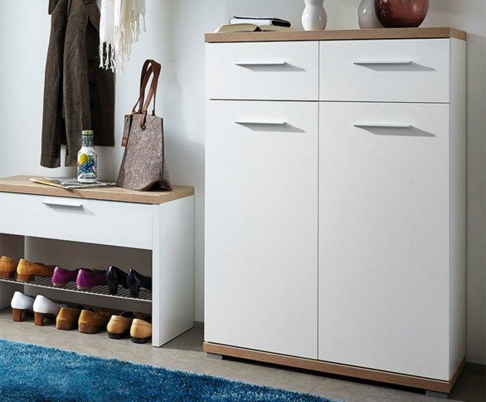 Biela skrinka na topánky vo vysokom lesku s otvorenými policami Skrinka na topánky biela vysoko lesklá kľučka dverí drevená doska