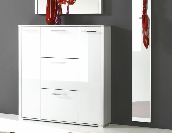 Skrinka na topánky a zrkadlo z jednej kolekcie Skriňa na topánky biela predsieň vo vysokom lesku dizajn moderná chodba