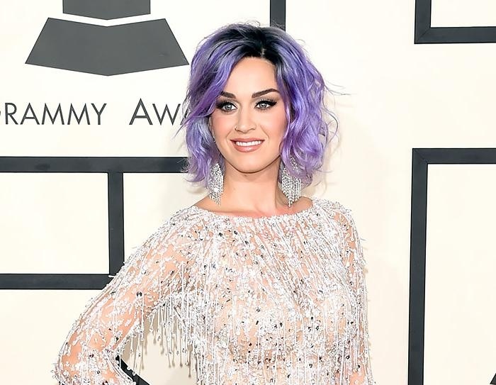 Účesy po ramená 2015 na udeľovaní cien Grammy - Katy Perry v Lavender Účesy-ramena-2015-katy-perry-svetlo-levandulova-farba-vlasovej linky-tmave