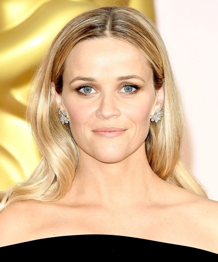 Účes Reese Witherspoon Oscar-otvorené lesklé vlasy so stredovou časťou nápady-účesy-ramená-účesy-2015-lesklé-otvorené-vlasy-reese-witherspoon