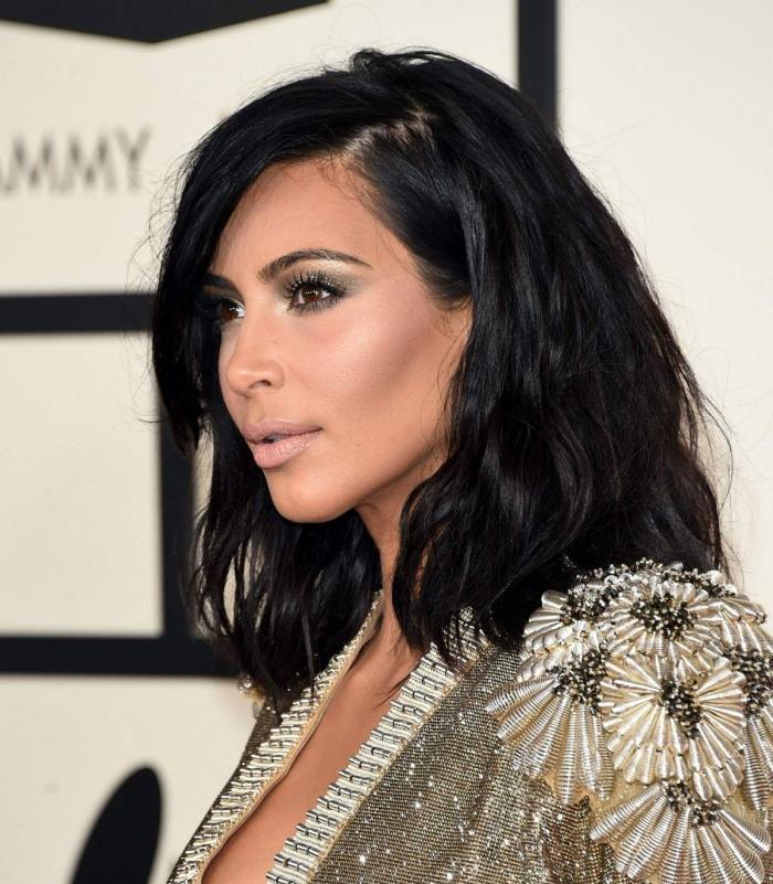 Kim Kardashian s dlhým bobom na účesoch po ramená v roku 2015 na udeľovaní cien Grammy Longbob-Kim-Kardashian-Grammy-Awards-Účesy-ramena-účesy-2015