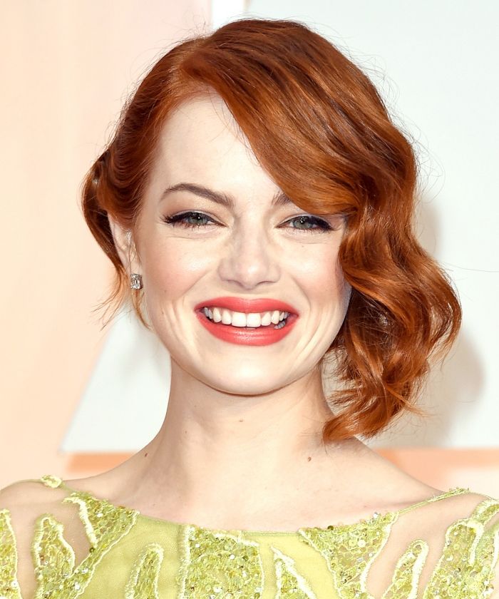 moderné účesy po ramená z červeného koberca Emma Stone s bočným štýlom moderné-ramenné-účesy-2015-side-swept-emma-stone-oscar-award