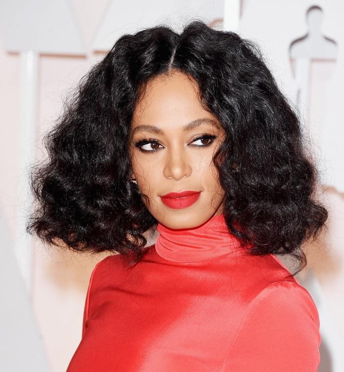 Solange Knowles s objemnými bobmi a trendovými účesmi na rozlúčku v strede 2015 Trendové účesy-vlasy po ramená-2015-voluminör-bob-Solange-Knowles