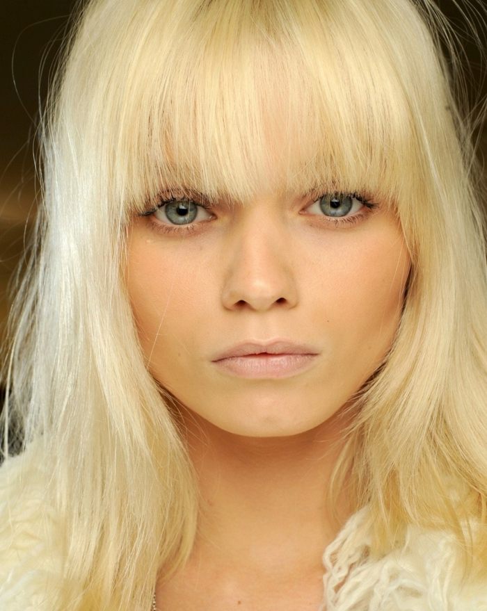 hladký účes poníka pre blond vlasy po ramená - elegantný účes účesy po ramená-ofina-rovné-blond-elegantné-účesy