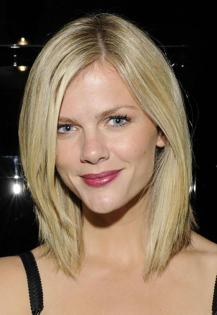 elegantné blonďavé vlasy po plecia ostrihané na bob s bočným delením bob-dĺžka-rameno-blond-účes-strih