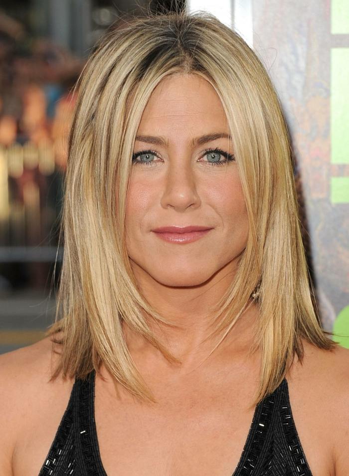 jennifer aniston s účesom po dĺžke po ramená a stredným delením jennifer-aniston-blond-strih-po plecia