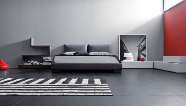 červený prízvuk v čiernobielej spálni