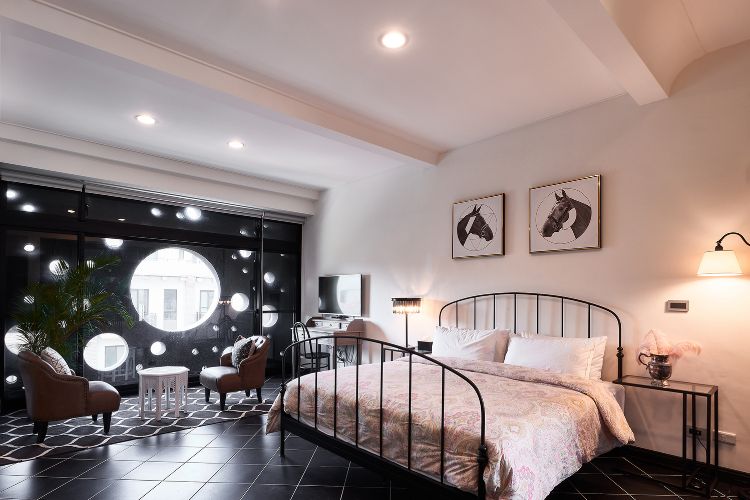 čierna fasáda moderný dizajn onyx osvetlený dom taiwan minimalistické okrúhle diery dizajnové kruhy inšpirované projektom sprejovej architektúry spálňa