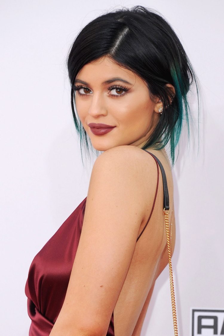 Čierne vlasy so zelenými odleskami Kylie Jenner