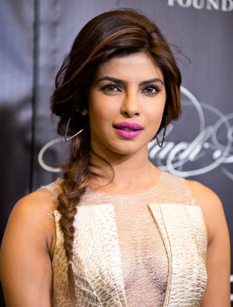 Čierne vlasy s hnedými odleskami na boku pletenec Pryanka Chopra
