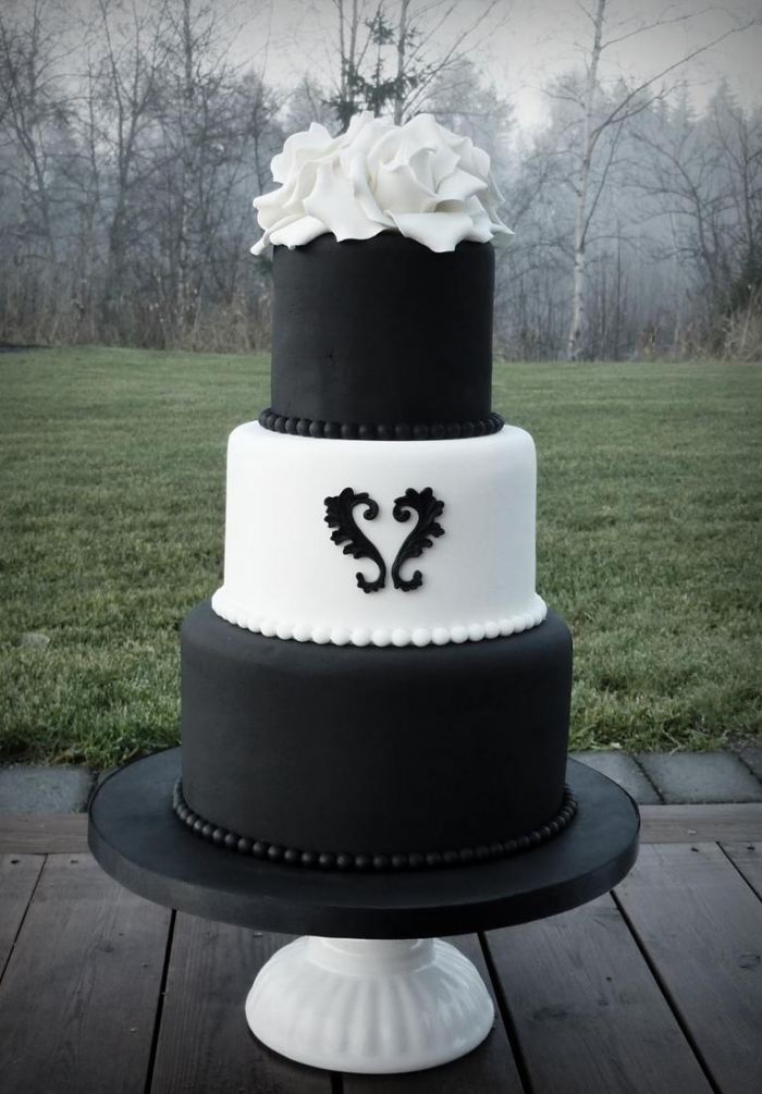 svadobná torta-čierno-biele-perly-ružová-čipka