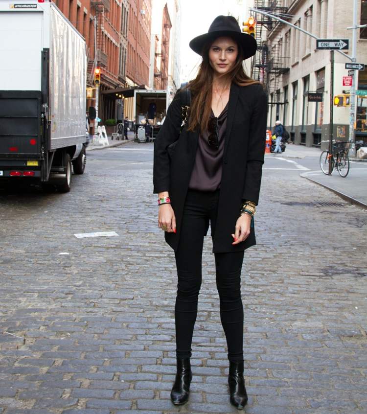 Jarné outfity - čierne rifle a blejzre Čierne oblečenie-zostavené-čierna-blejzer-saténová tkanina