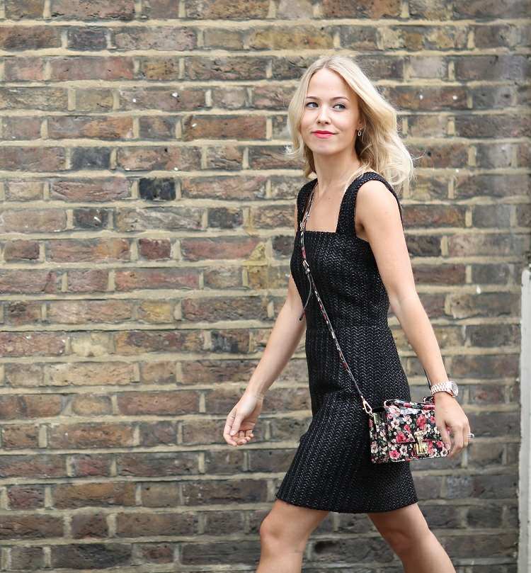 Krátke čierne šaty s farebnou taškou Čierne oblečenie-Zostava-Malé-šaty-Farebná taška