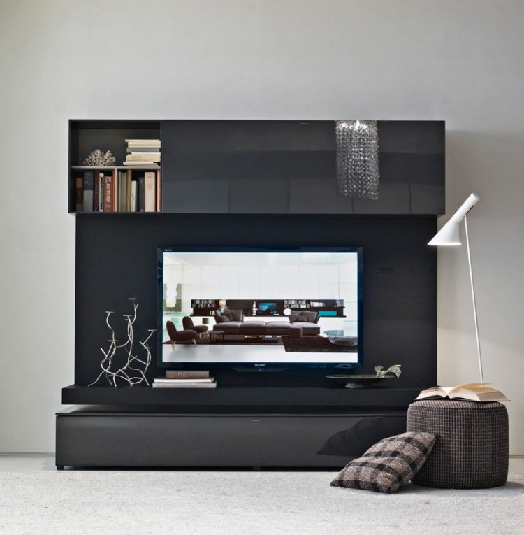 malá nástenná jednotka s úložným priestorom a televízorom od spoločnosti Molteni & C čierna stenová jednotka-vysoký lesk-malý-plochý televízor
