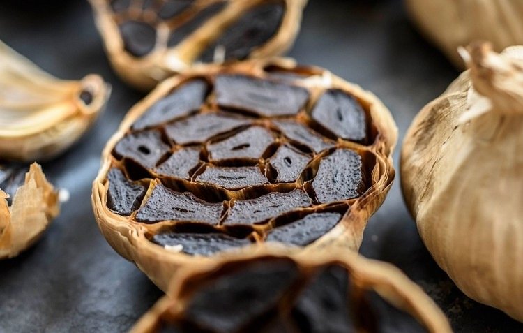 čierny cesnak, čo to je a ako si ho vyrobiť sám