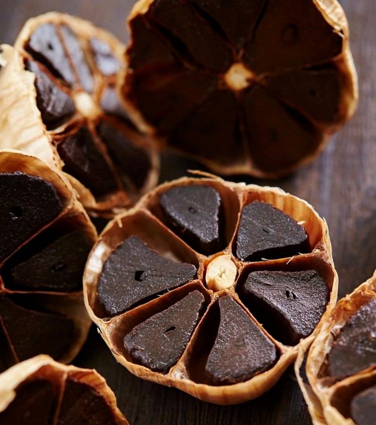 Pôvod a použitie čierneho cesnaku