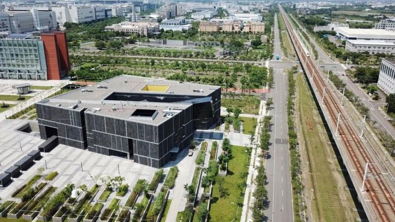 Múzeum z vtáčej perspektívy s výhľadom na park, železničnú trať a zeleň