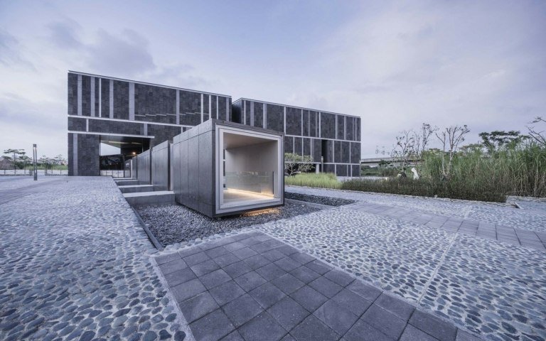 Sivý a čierny kameň na vonkajšie použitie a moderný vchod v tvare kocky