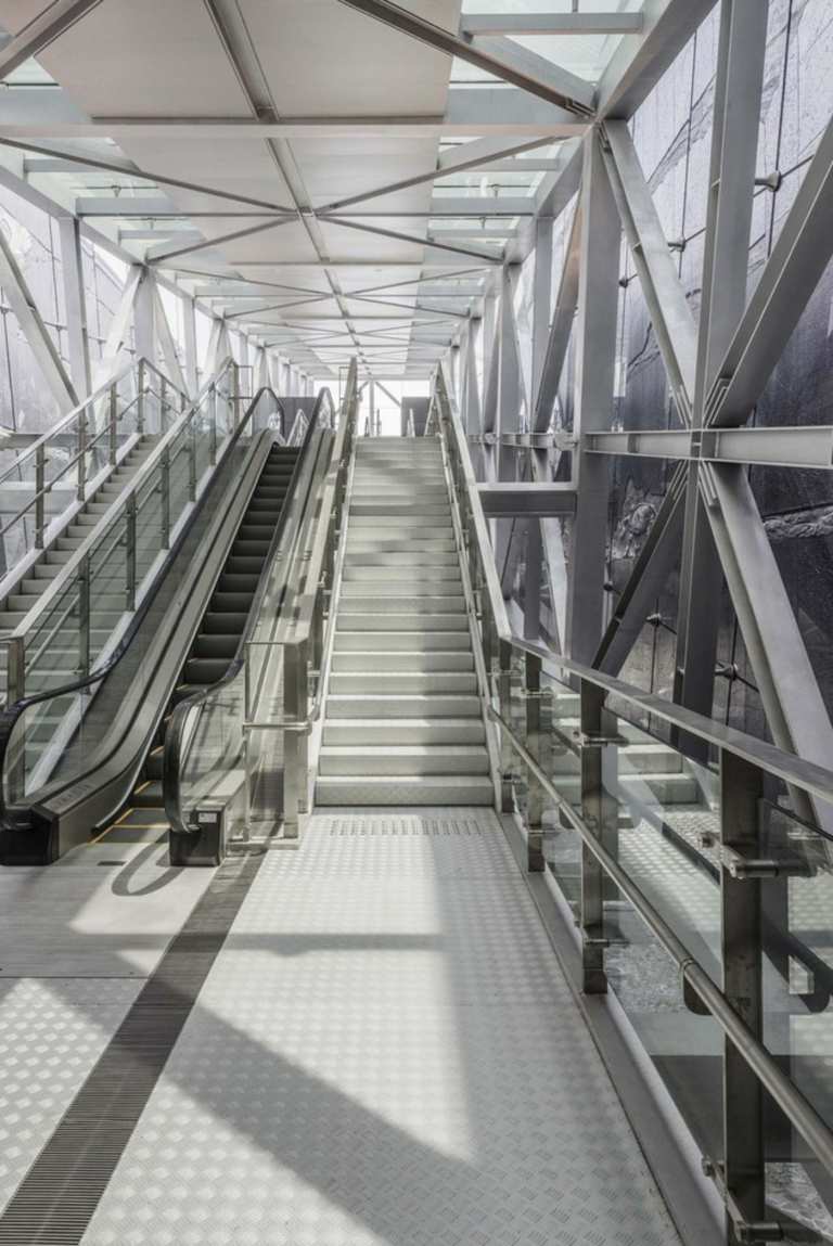 Eskalátory v múzeu a prirodzené osvetlenie okolo zasklenia