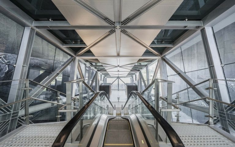 Oceľové konštrukcie na upevnenie sklenených stien vo vstupnom priestore