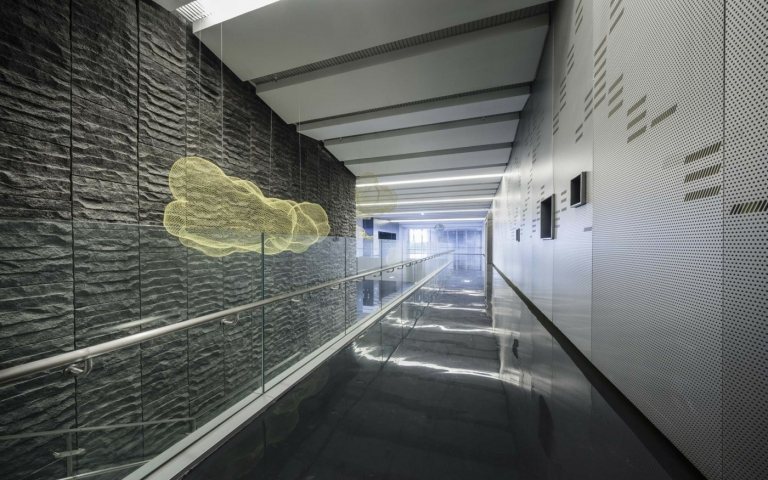 Čierny kameň a podlaha vo vysokom lesku ako kontrast k svetlošedým stenám pre monochromatický vzhľad