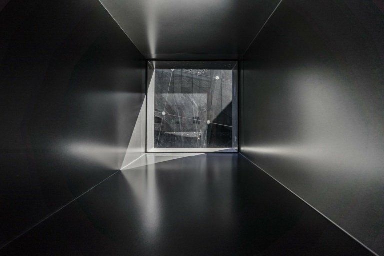 Steny, strop a podlaha v čiernom matnom prevedení namiesto čierneho kameňa