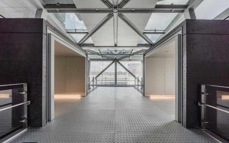 Premyslená architektúra so skrytými správami a dekoratívnymi prvkami, ako je nepriame osvetlenie