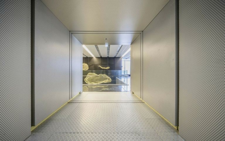 Dierované panely ako moderný obklad stien a podlaha z kovu