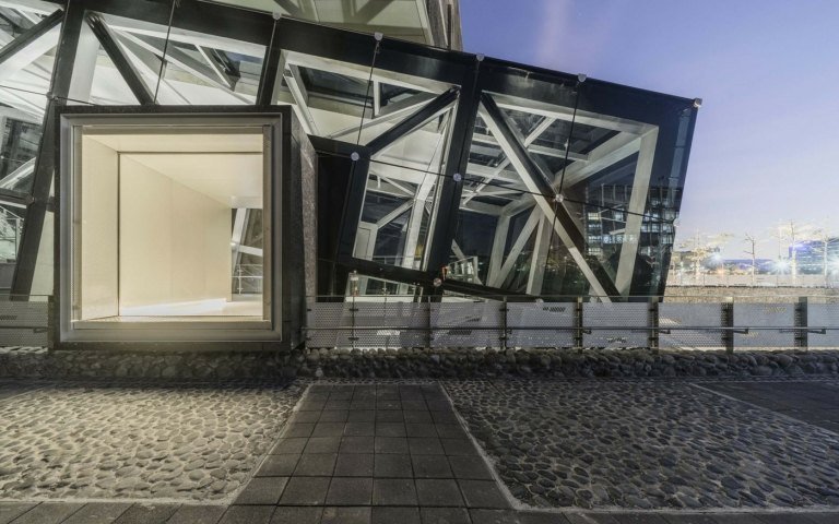 Osvetlený vchod, čierny kameň na chodník a riečne kamene