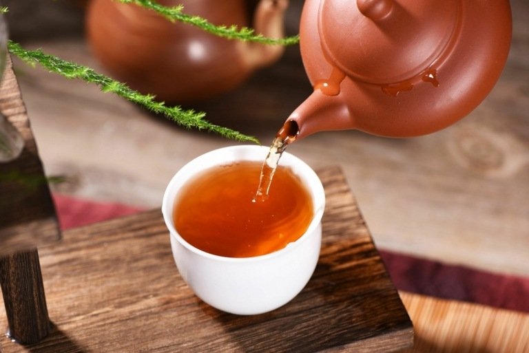 Ako správne variť a pripravovať čierny čaj na pokožku a vlasy