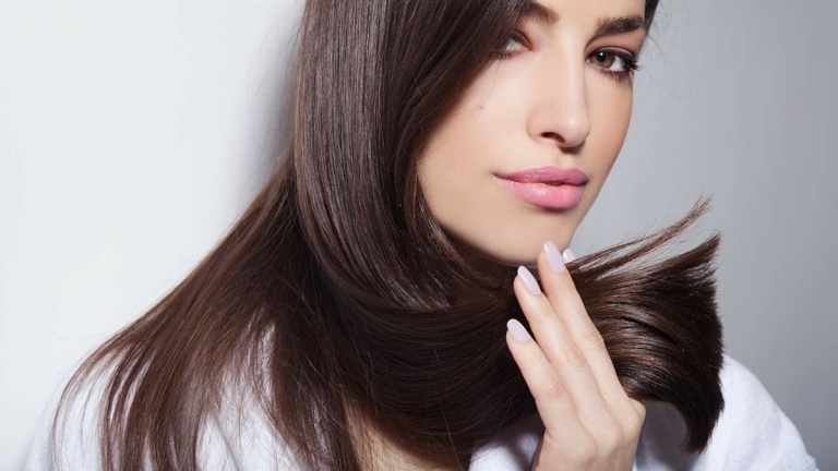 Udržujte vlasy čiernym čajom a dajte im lesk