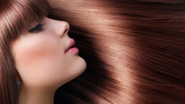 Lesklé vlasy s čiernym čajom pre tmavé vlasy a harmančekovým čajom pre svetlé vlasy