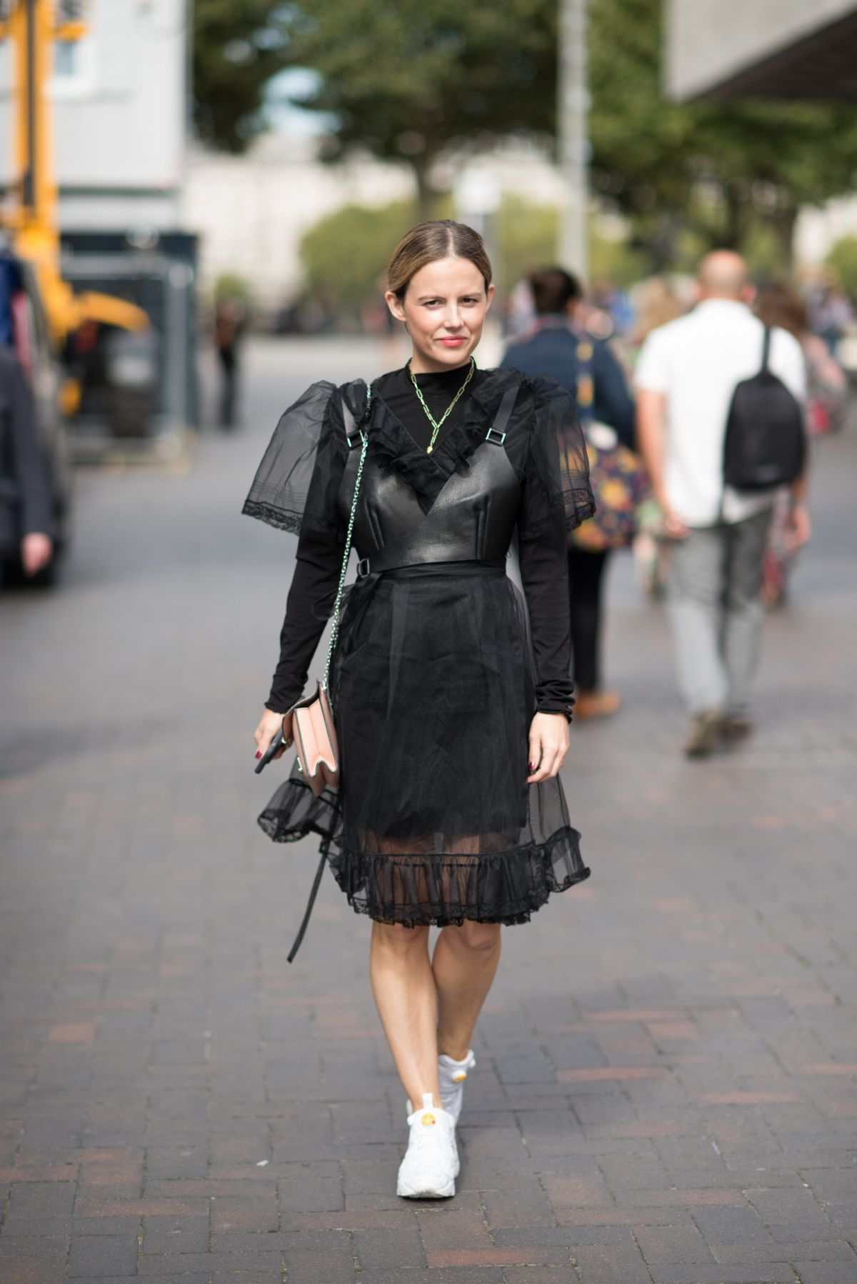 Čipkované šaty s teniskami zdobia módne trendy na jeseň 2019