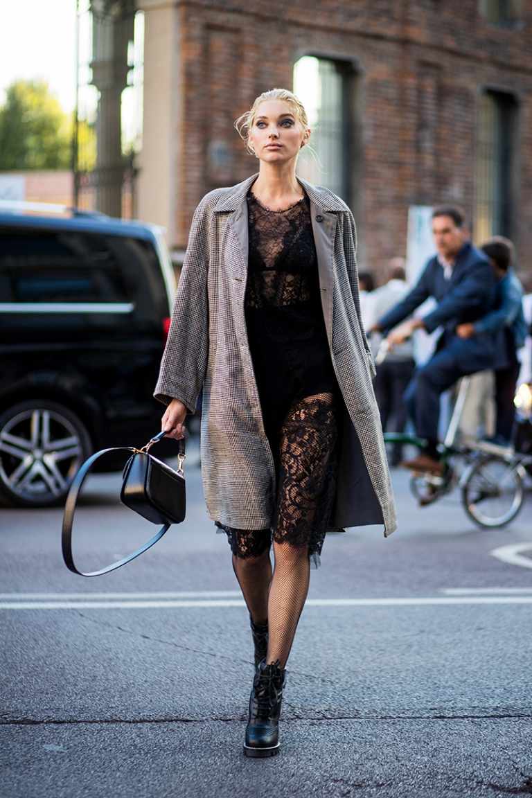 Čipkované šaty kombinujú elegantný jesenný outfit do práce