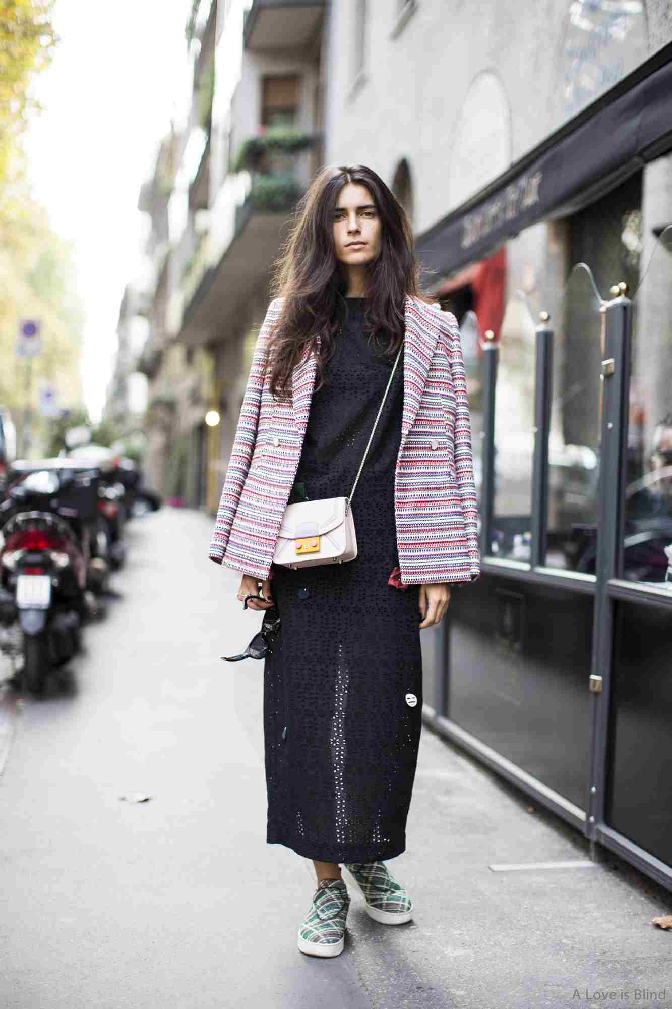 Čierne šaty a tenisky kombinujú ležérne outfity na jeseň