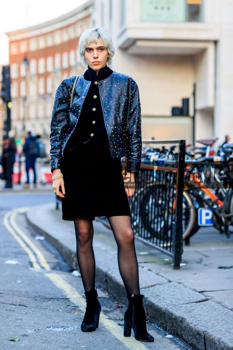 Čierne šaty kombinujú nápady oblečenia na jeseň s bombardovacou bundou