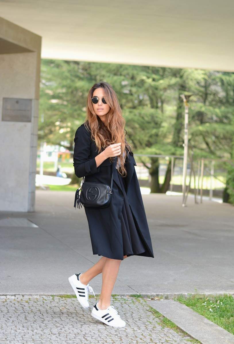 Blúzkové šaty s teniskami nosiť módne tipy jeseň oblečenie nápady