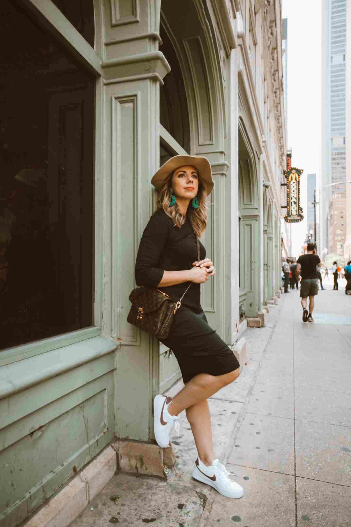 Neformálne jesenné džersejové šaty s teniskami a klobúkom