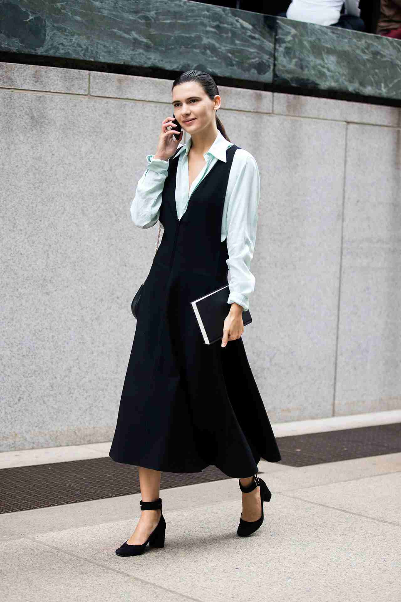 dlhé čierne šaty elegantne kombinujú jesenné outfity do kancelárie