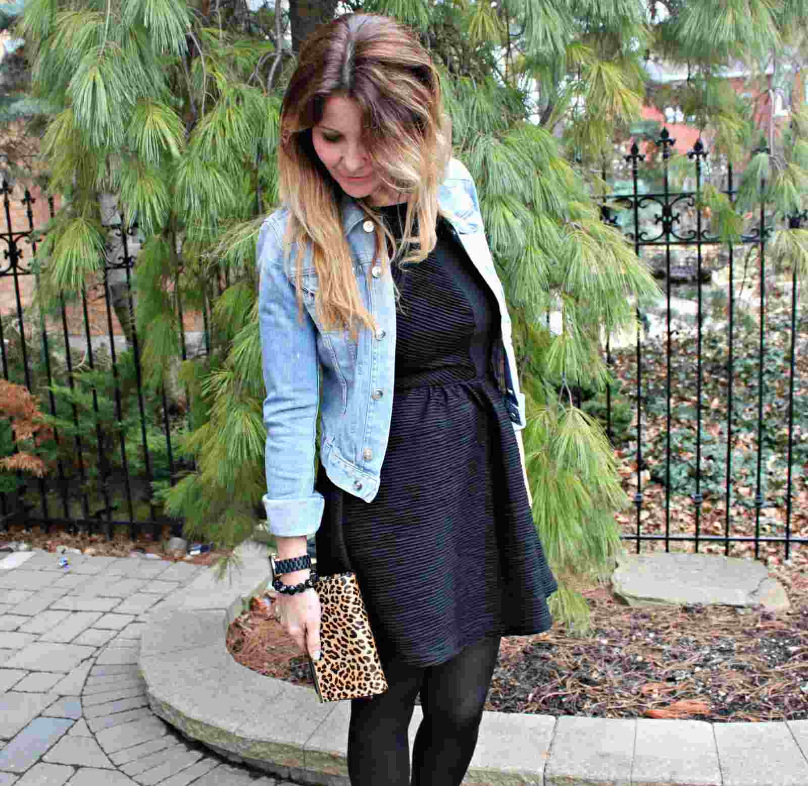 Čierne šaty kombinujú nápady denimovej bundy na jeseň