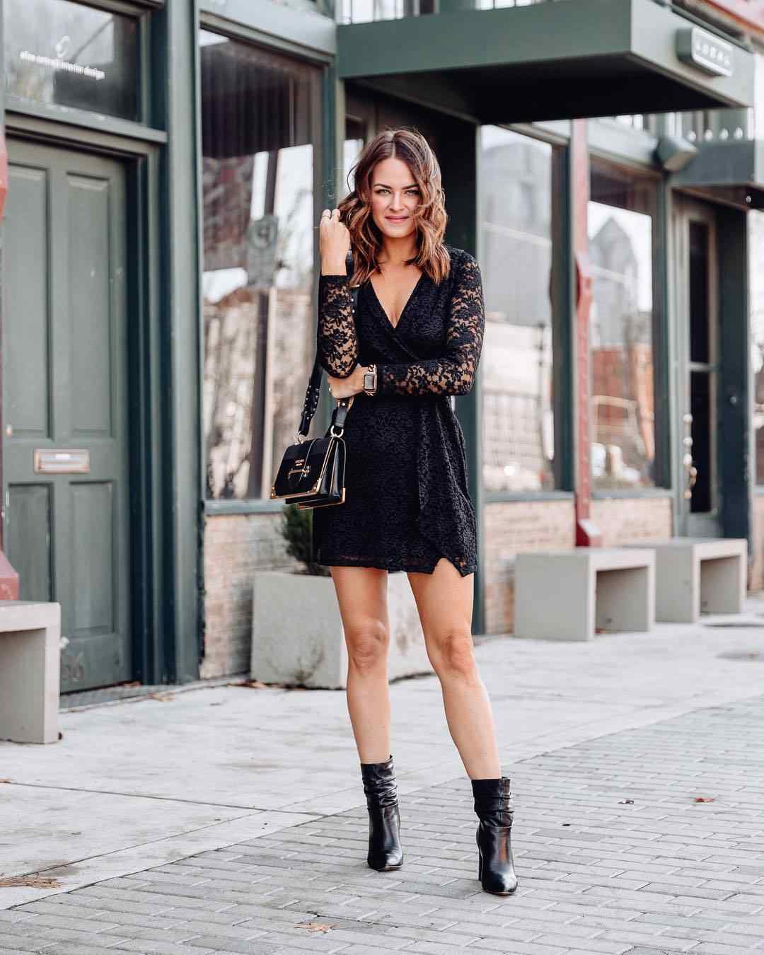 Čipkované šaty jesenné outfity lakovaná členková obuv módne trendy pre ženy