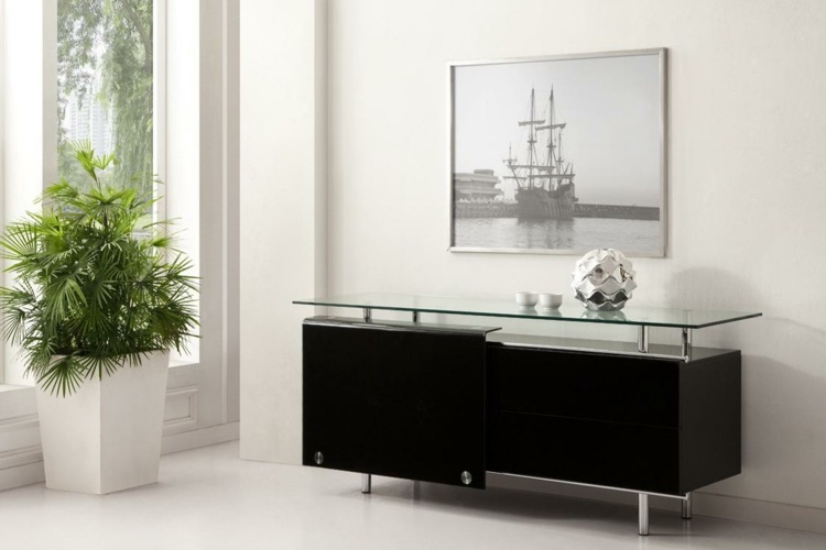 Príborník v čiernej farbe kontrastuje s bielou stenou Príborník sklenená doska nerezové úchyty