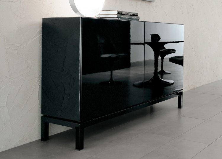 Príborník v čiernej farbe s minimalistickým dizajnom Prístavné svietidlá s vysokým leskom a moderným nábytkom