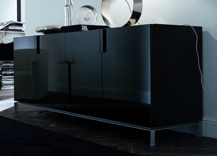 Príborník s nohami z nehrdzavejúcej ocele a moderným vzhľadom Príborník, vysoký lesk, optika, moderné nápady