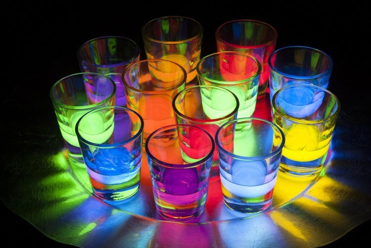 Dekorácia čiernym svetlom Nápady na Halloweenové nápoje Glow in the Dark Party