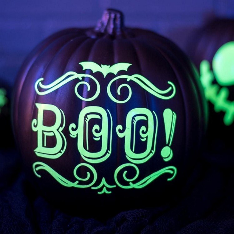 Halloween dekorácia svetlé nápady čierne svetlo party tekvice